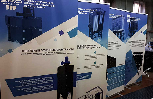 Проверяем качество собранных стендов ролл ап на производстве перед отгрузкой заказчику